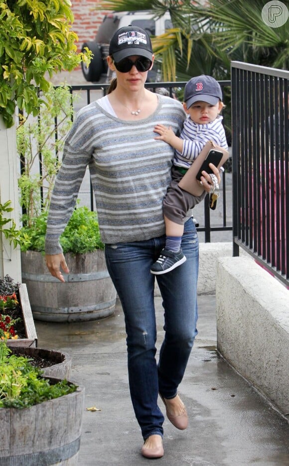 Jennifer Garner é clicada com um volume suspeito na barriga carregando Samuel Affleck, o último filho dela com Ben Affleck