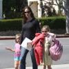 Jennifer Garner, de roupa mais justa, exibe barriga suspeita de gravidez