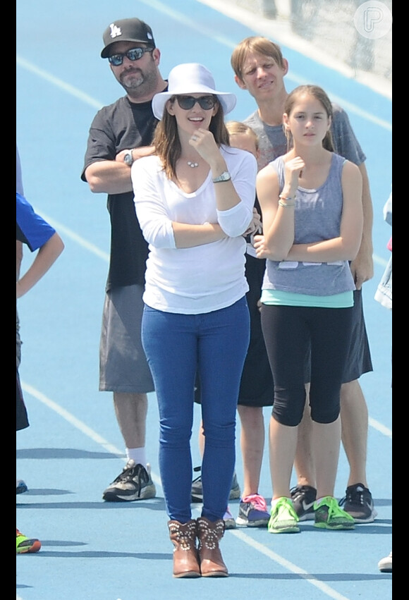 Jennifer Garner é flagrada com barriguinha suspeita ao passear com as filhas, Seraphina e Violet em Los Angeles, nos Estados Unidos, em 28 de abril de 2013