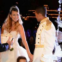 Vestida de princesa, Mariah Carey festeja 5 anos de casamento na Disney