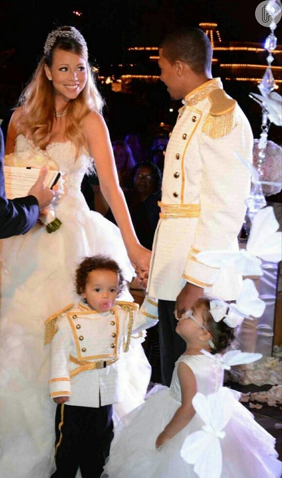 Mariah Carey e Nick Cannon renovaram os votos do casamento de cinco anos e comemoraram o aniversário de dois anos dos filhos gêmeos na noite desta terça-feira, 30 de abril de 2013