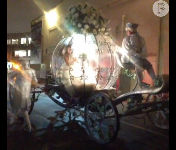 Mariah Carey chegou à cerimônia em uma carruagem de cristal puxada por cavalos