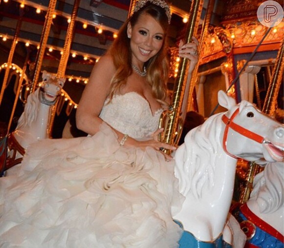 Mariah Carey também aproveitou as atrações do parque sem a multidão de sempre, já que mandou fechar a Disneylândia