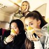 Jatinho de Ariana Grande sofre pane durante voo e cantora é obrigada a colocar máscara de oxigênio, nesta quarta-feira, 18 de março de 2015