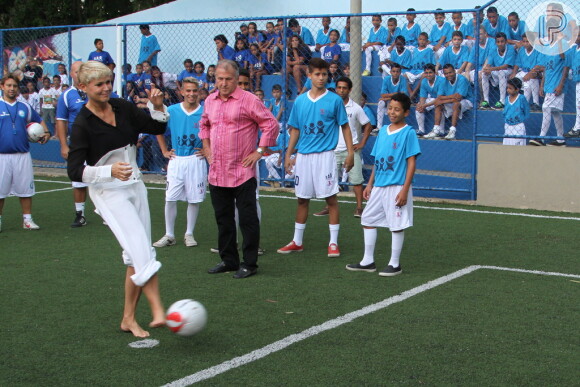 Xuxa inaugurou ao lado de Zico uma escolinha de futebol na fundação que leva o seu nome