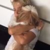 Carinhosa, Xuxa dá um abraço apertado em Lully