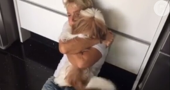 Carinhosa, Xuxa dá um abraço apertado em Lully