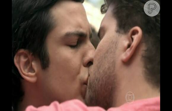 Thiago Fragoso e Mateus Solano protagonizaram uma cena de beijo na novela 'Amor à Vida", em 2014. 'O Mateus é meu amigo, não tremi na base'