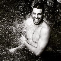 Cauã Reymond ganha cantada ao mostrar foto em cachoeira: 'Preciso de um banho'