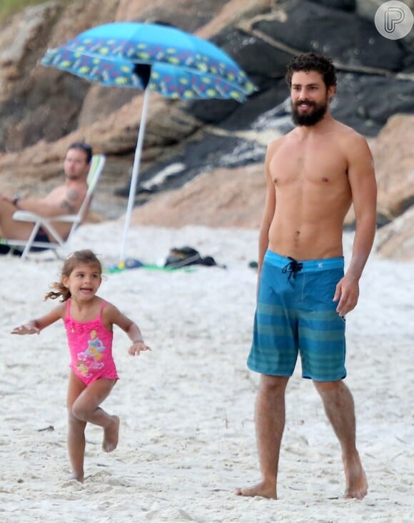 Nos momentos de lazer, Cauã Reymond gosta de ir à praia com a filha, Sofia