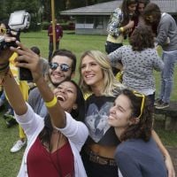 Giovanna Ewbank se diverte com estudantes em gincana de faculdade no Paraná