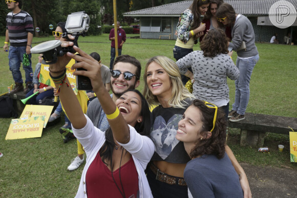 Giovanna Ewbank se diverte em gincana de faculdade no Paraná, nesta sexta-feira, 20 de março de 2015