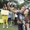 Giovanna Ewbank se diverte em gincana de faculdade no Paraná