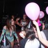 Os fãs de Anitta levaram balões, bolo e chapeuzinho para a festinha improvisada