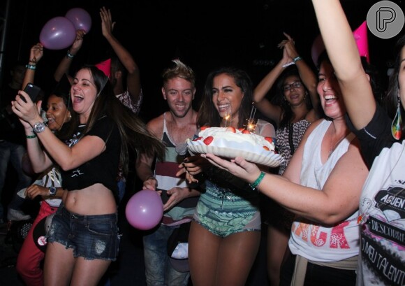 Anitta se divertiu muito com o carinho dos fãs com ela