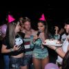 Fãs colocaram até chapeuzinho de aniversário em Anitta 