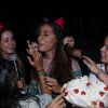 Fãs colocaram até chapeuzinho de aniversário em Anitta 