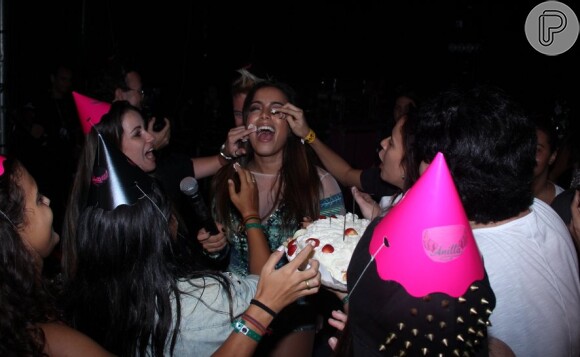 Anitta é lambuzada de bolo por fãs em comemoração de aniversário antecipada