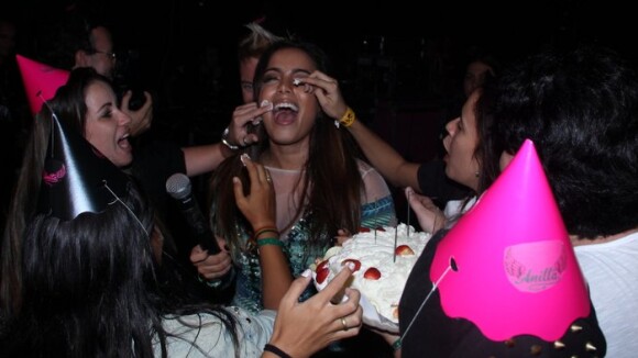 Anitta é lambuzada de bolo por fãs em comemoração de aniversário antecipada