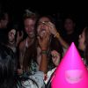 Anitta se divertiu ao ser lambuzada de bolo de aniversário pelos fãs 