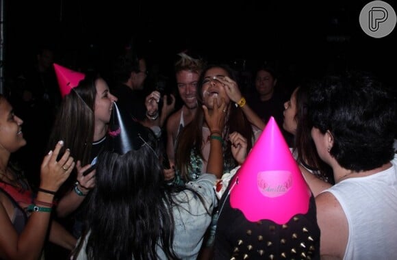 Anitta se divertiu ao ser lambuzada de bolo de aniversário pelos fãs 