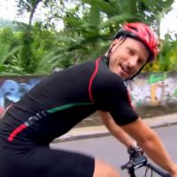 Rodrigo Hilbert sobe ladeira de bicicleta até mirante do Rio: 'É um ciclista!'