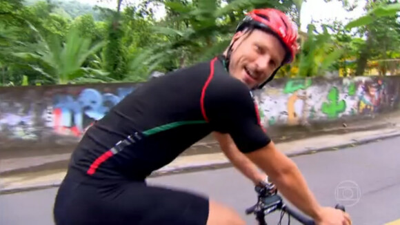 Rodrigo Hilbert sobe ladeira de bicicleta até mirante do Rio: 'É um ciclista!'