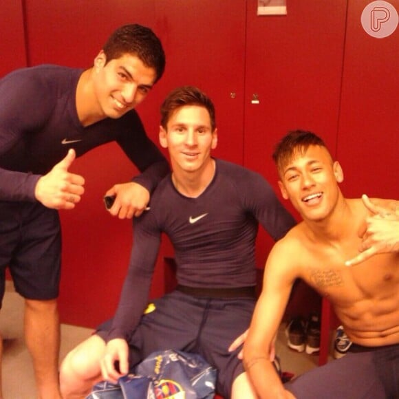 Neymar, Lional Messi e Suárez tiram foto no vestuário após o jogo do Barcelona contra o Real Madrid, que aconteceu na Espanha. Brasileiro festejoi vitória do time catalão de 2 a 1: 'Grande partida'