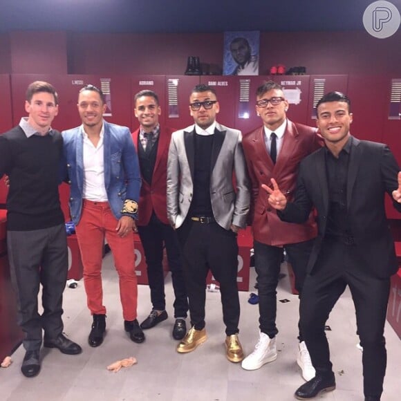 Estiloso, Neymar posa com Messi, Daniel Alves e grupo de jogadores após jogo na Espanha