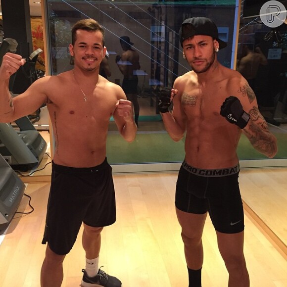 Neymar aparece de cueca em treino e mostra abdômen sarado na rede social Instagram