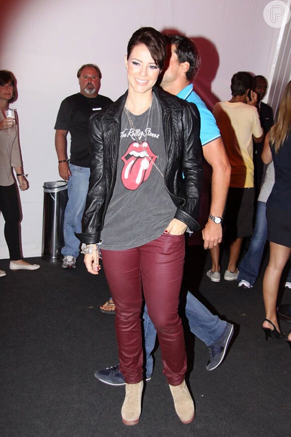 No Rock in Rio de 2011, Paolla Oliveira escolheu um look despojado com uma pegada rocker. Ela usou uma calça bordô, combinada com jaqueta de couro preta