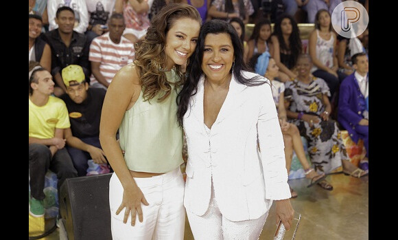 Quando participou do programa 'Esquenta', com Regina Casé, Paolla Oliveira escolheu uma bata soltinha e uma calça de alfaiataria