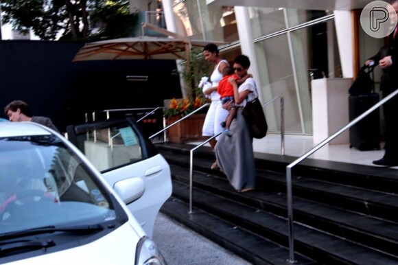 Taís Araújo foi flagrada com Lázaro Ramos saindo de hotel em São Paulo, em 3 de maio de 2013