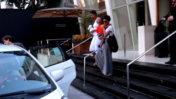 Lázaro Ramos e Taís Araújo são flagrados passeando com o filho em São Paulo