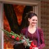 Katie Holmes recebe flores na estreia da sua peça 'Dead accounts', na Broadway, em Nova York, em 29 de novembro de 2012