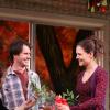 A atriz Katie Holmes, feliz e sorridente, recebe flores na estreia de 'Dead accounts'