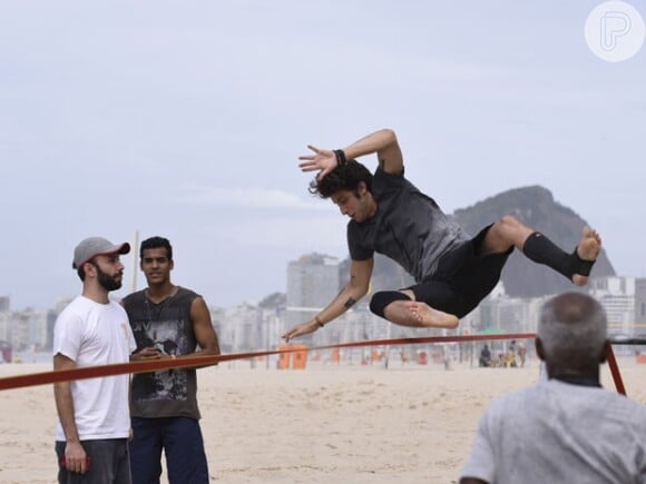 Chay Suede se desequilibrou e caiu do slackline ao gravar cenas de 'Babilônia' na praia do Leme, na Zona Sul do Rio, nesta segunda-feira, 23 de março de 2015