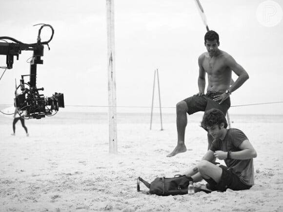 Chay Suede e Marcello Melo Jr. gravaram nesta segunda-feira, 23 de março de 2015, cenas da novela 'Babilônia' na praia do Leme, na Zona Sul do Rio