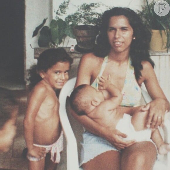 Anitta em foto antiga ao lado da mãe, Miriam Macedo, e do irmão mais novo, Renan Machado
