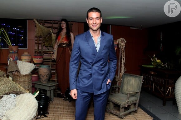 Sérgio Marone mostrou estilo com look azul na estreia de 'Os Dez Mandamentos'