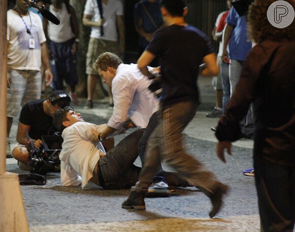 Murilo (Bruno Gagliasso) cai no chão e implora que Vinícius (Thiago Fragoso) não o entregue à polícia, em cena da novela 'Babilônia'