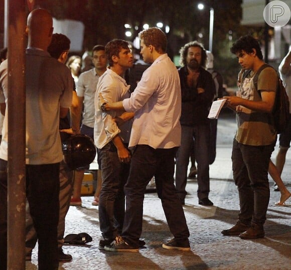 Vinícius (Thiago Fragoso) e Murilo (Bruno Gagliasso) brigam na rua, em cena da novela 'Babilônia'