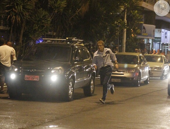 Vinícius (Thiago Fragoso) persegue Murilo (Bruno Gagliasso) pelas ruas de Copacabana, sem saber que está atrás de seu irmão adotivo, em cena da novela 'Babilônia'