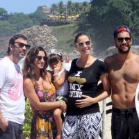 Grávida de gêmeos, Luana Piovani encontra Marcelo Faria em praia do Rio