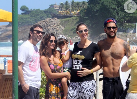 Luana Piovani saiu para passear na praia com o marido, Pedro Scooby, nesta terça-feira, 24 de março de 2015, e encontrou o ator Marcelo Faria, acompanhado por sua família