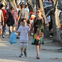 Adriana Esteves passeia com filho caçula na Lagoa em domingo de sol