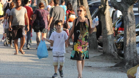 Adriana Esteves passeia com filho caçula na Lagoa em domingo de sol