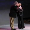 Tarcísio Meira e Glória Menezes se beijam no palco da 9ª edição do Prêmio APTR de Teatro