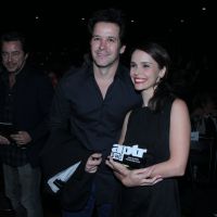 Débora Falabella recebe prêmio de teatro acompanhada do namorado, Murilo Benício