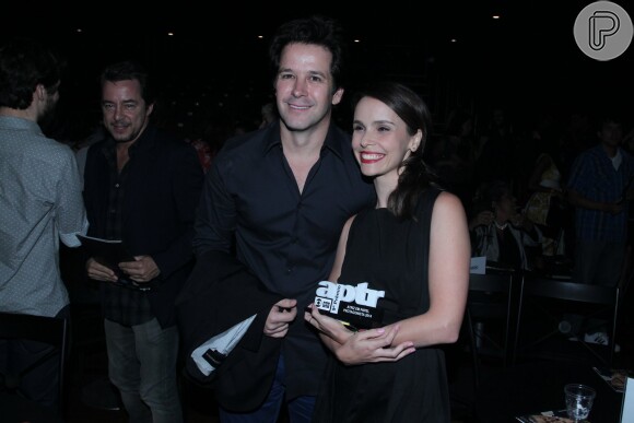 Débora Falabella recebe prêmio na 9ª edição do Prêmio APTR de Teatro ao lado do namorado, Murilo Benício, no Rio de Janeiro, em 24 de março de 2015